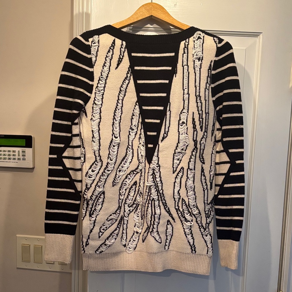 Chic Zebra Patterned Women's Sweater